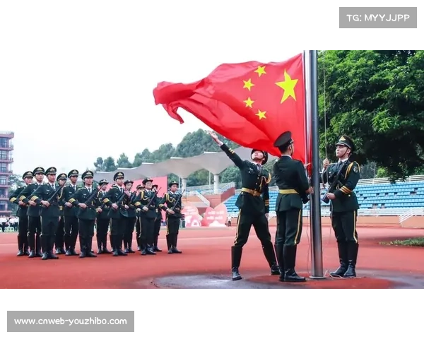 赛场国歌奏响环节,球员中线列队致敬